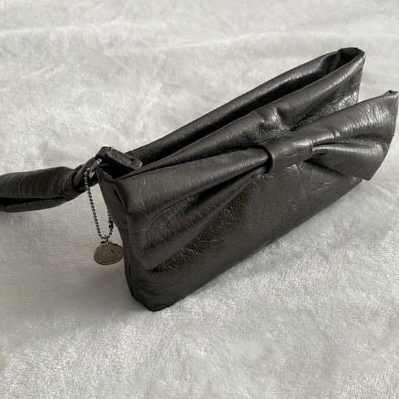 Metallic Clutch - Picture 1 of 12